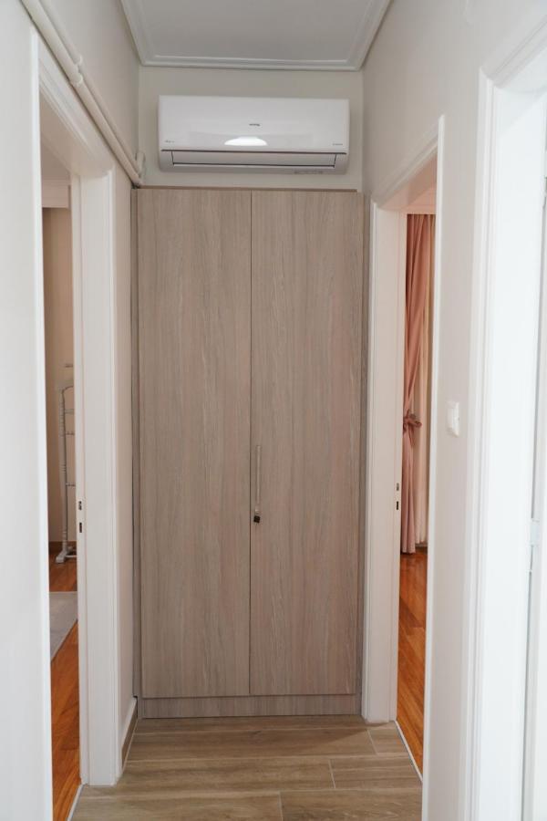 Larissa Downtown Apartment With Parking Exterior photo