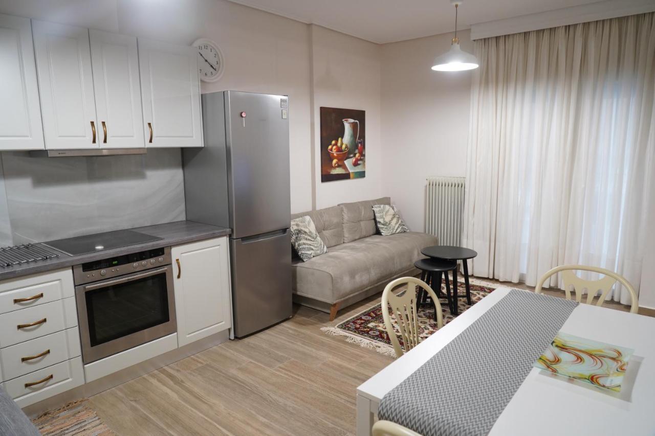 Larissa Downtown Apartment With Parking Exterior photo