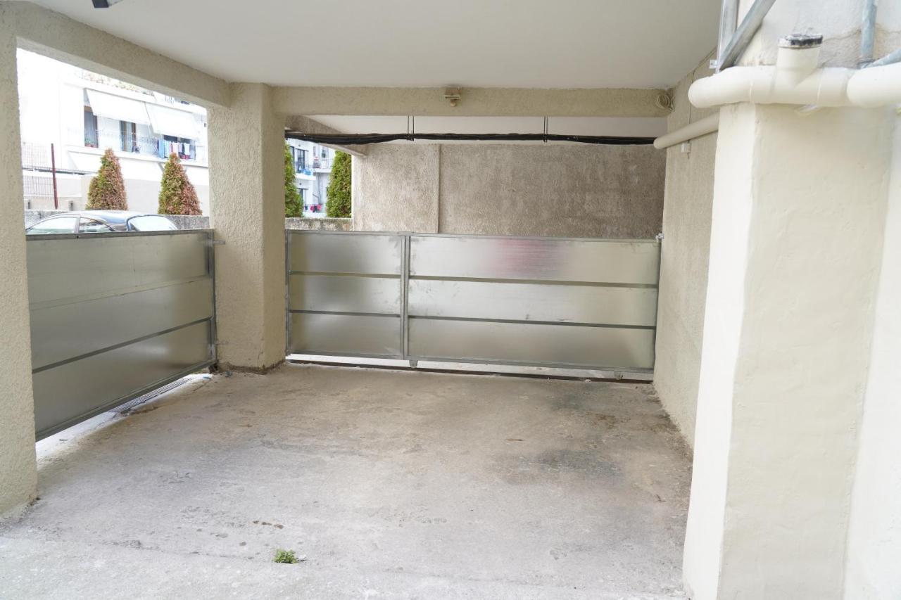 Larissa Downtown Apartment With Parking Exterior photo