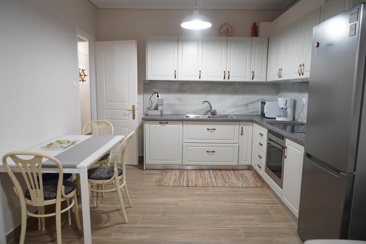 Larissa Downtown Apartment With Parking Exterior photo