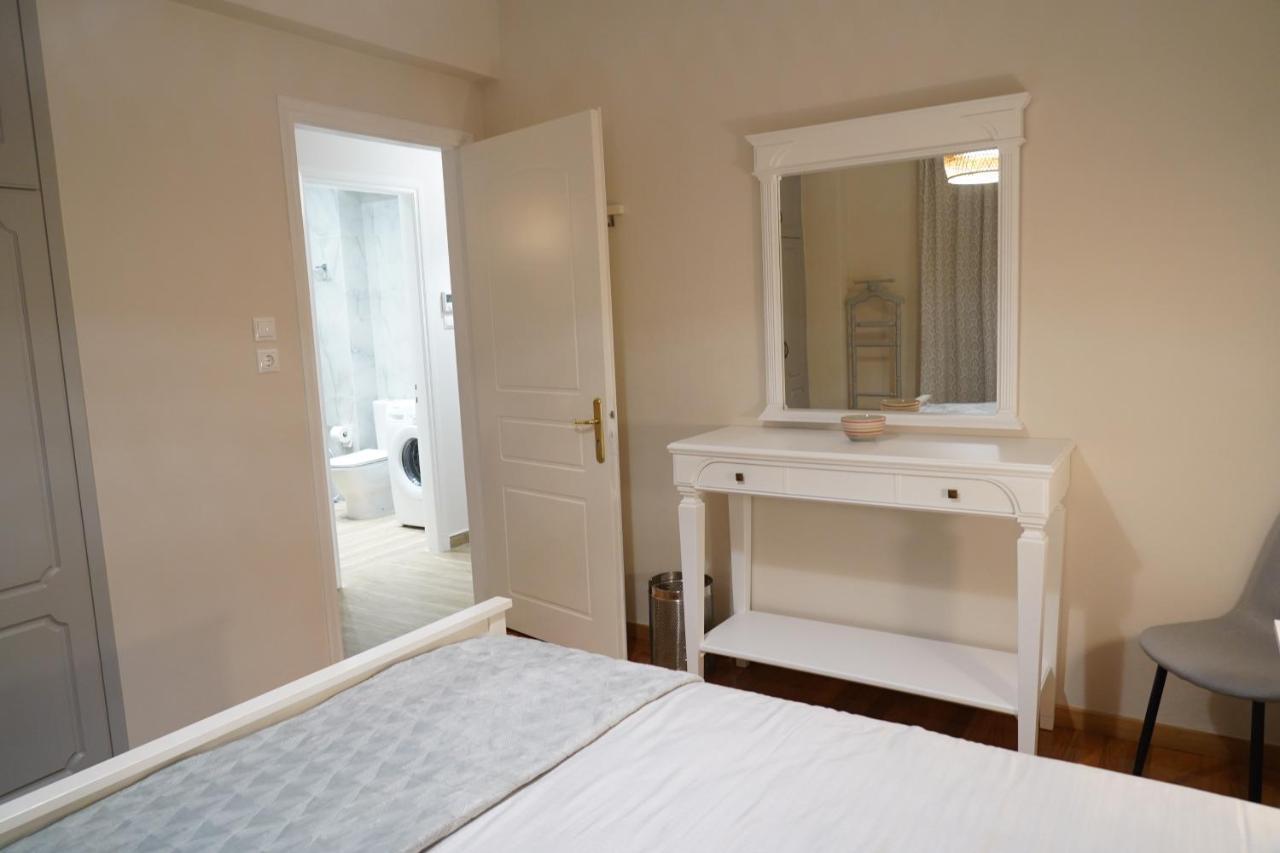Larissa Downtown Apartment With Parking Exterior photo