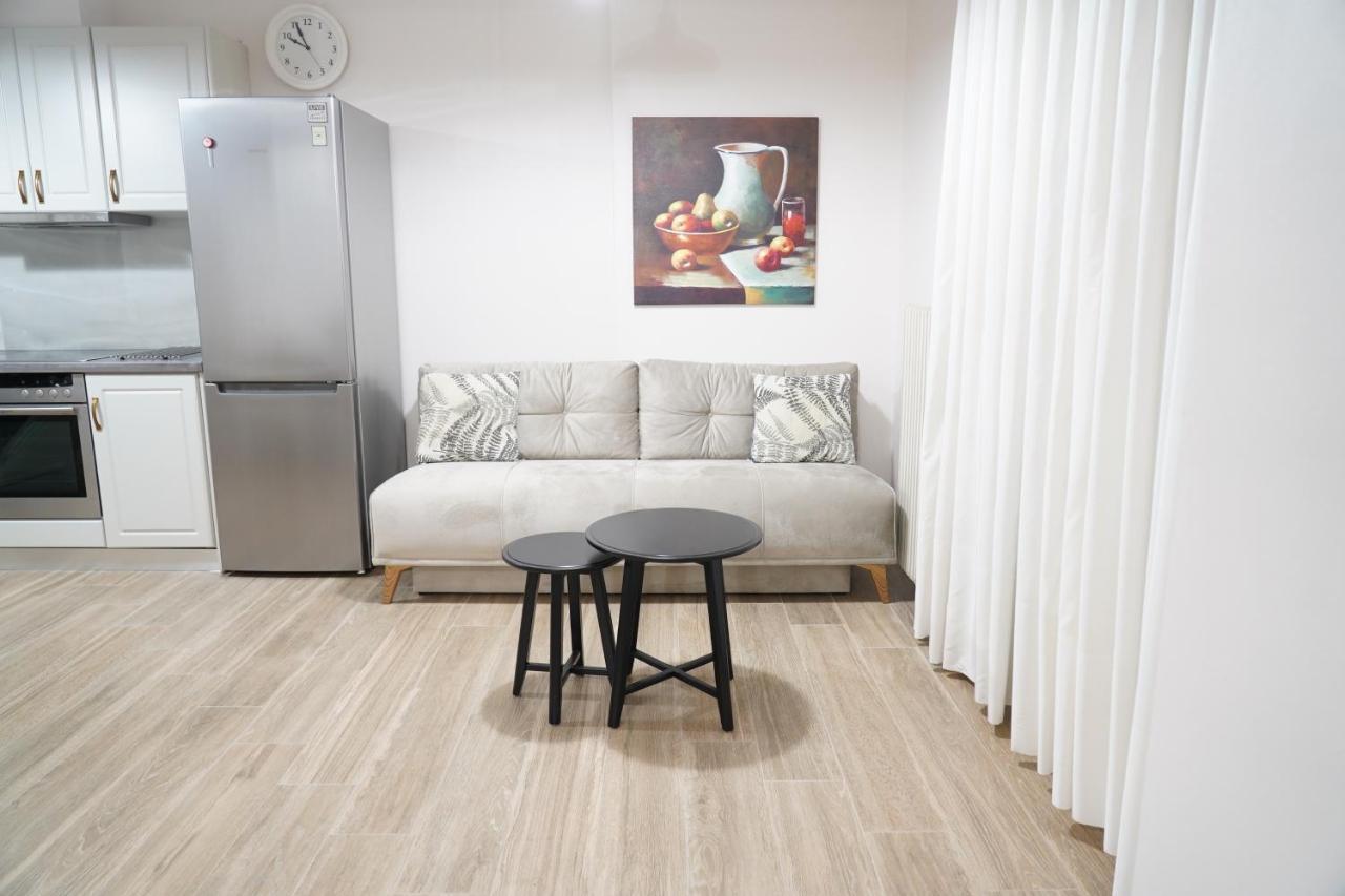 Larissa Downtown Apartment With Parking Exterior photo