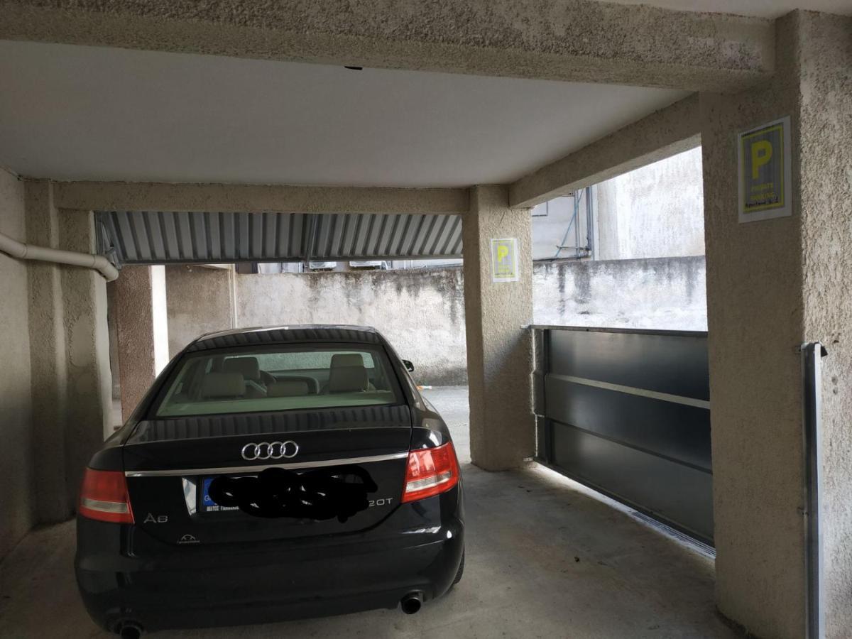 Larissa Downtown Apartment With Parking Exterior photo
